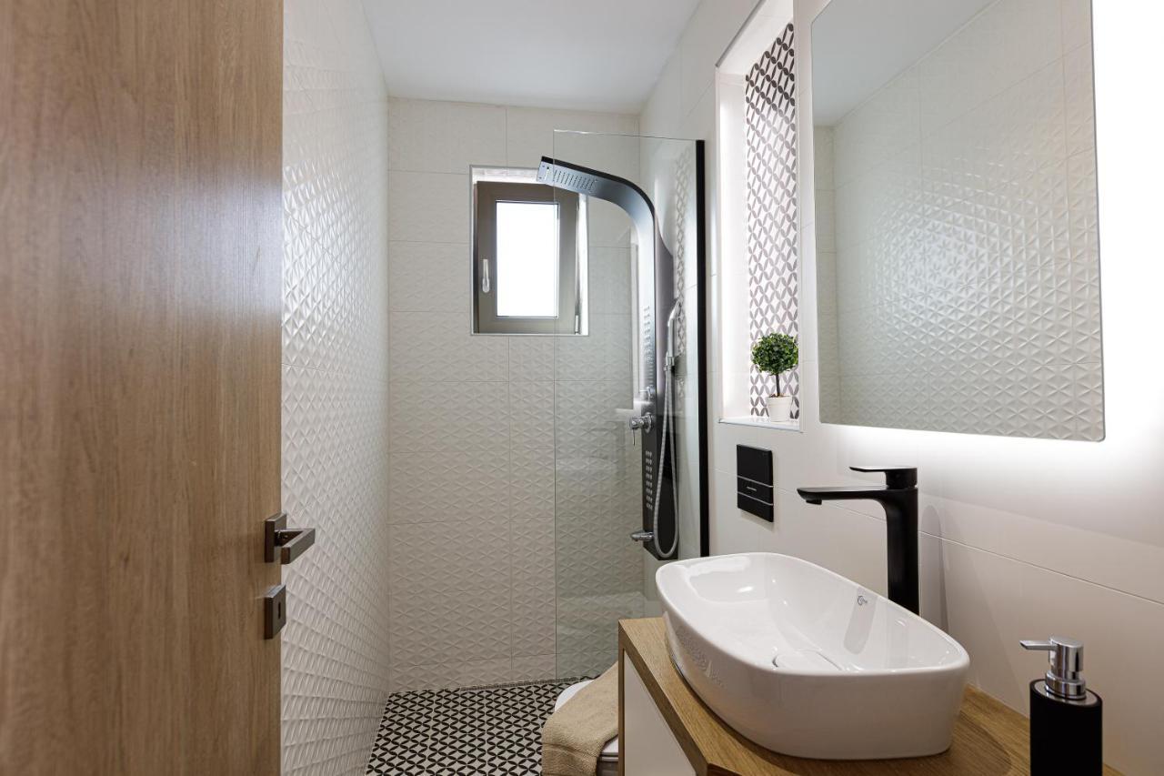 Koin Villa Sunrise, With Heated Pool & Whirlpool Πέραμα Εξωτερικό φωτογραφία